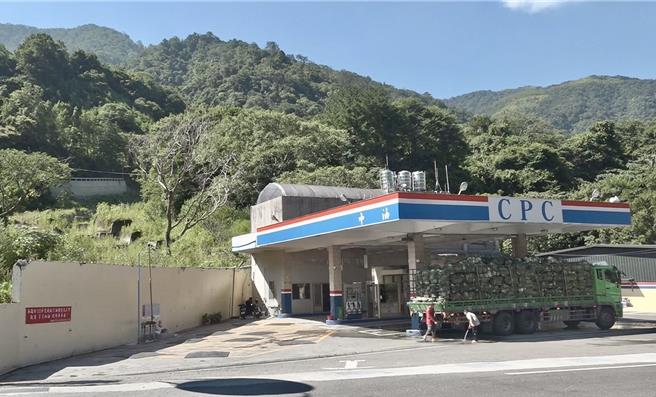 「全国最悲情」的南丰村加油站去年卡努风灾又遭土石流淹没，业者加装防水铁卷门防范，员工希望「最好备而不用」！（民眾提供／杨静茹南投传真）