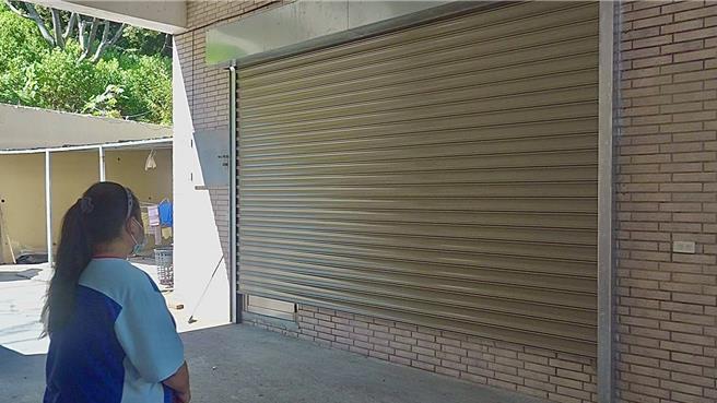 凯米颱风来势汹汹，台14线71公里处加油站加装防水铁卷门防颱。（民眾提供／杨静茹南投传真）