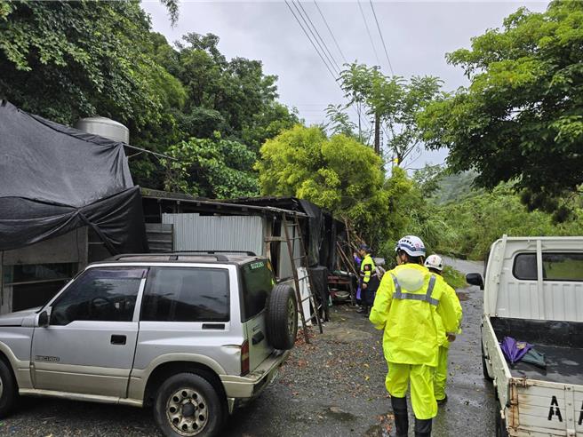 宜警苏澳分局今（23日）下午4时起配合南澳乡公所、国军及南澳消防分队等单位，实施预警性豪雨灾害柔性撤离村民作业。（警方提供／吴佩蓉宜兰传真）