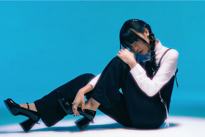 网路正妹女歌手163braces推出新作〈黎明〉。（形上娱乐提供）