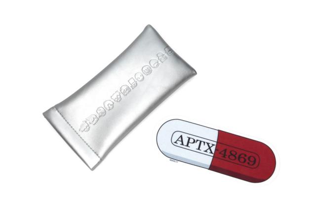 名偵探柯南 x JINS，人氣角色系列的專屬鏡袋、鏡布也深具巧思，銀色鏡袋印有人氣角色們圖樣，鏡布則是以APTX-4869膠囊為設計。（JINS提供）