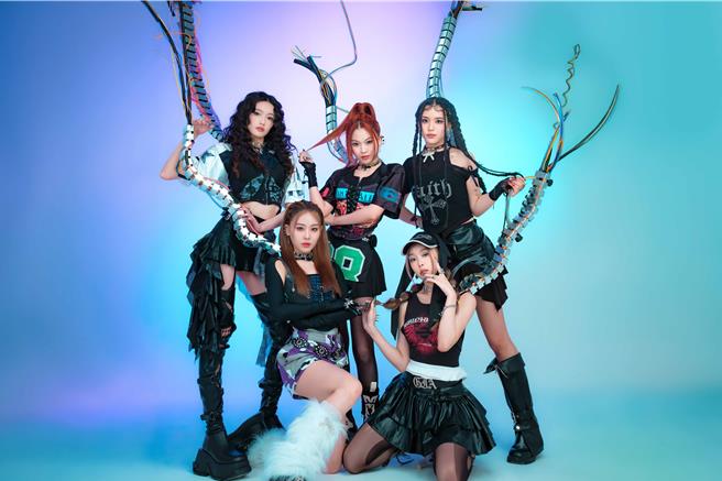 女团「ELL＆s」成员闪闪（上排左起）、玉歆、若熙（前排左起）、艾许、切里受邀担任公益大使。（KJM娱乐提供）