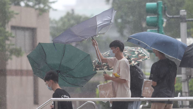 凯米颱风逼近，高雄市24日宣布停班停课。（示意图／本报资料照）