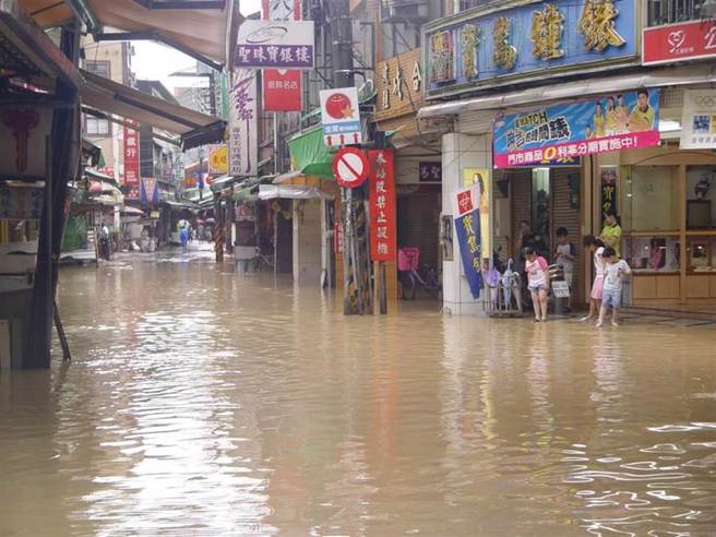 當年納莉強颱來襲，新北汐止地區曾水淹兩層樓，災況驚人。（本報系資料照片）