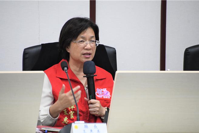 彰化縣長王惠美23日下午召開凱米颱風第1次防颱整備會議，並於晚間宣布24日彰化縣正常上班上課。（彰化縣政府提供／孫英哲彰化傳真）
