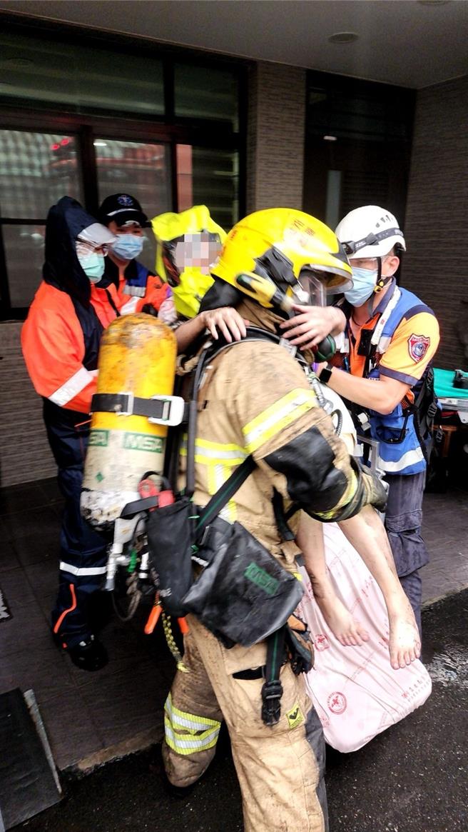 消防队陆续救出屋内受困３人。（民眾提供／宝智华台南传真）