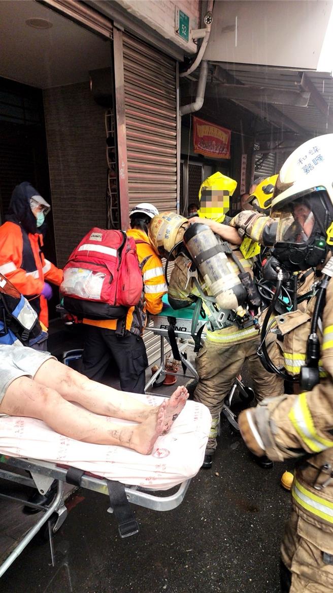 消防队陆续救出屋内受困３人。（民眾提供／宝智华台南传真）