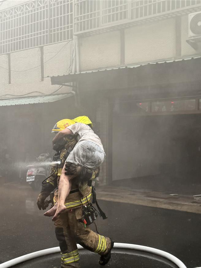 消防队陆续救出屋内受困３人，全送永康奇美医院救护。（民眾提供／宝智华台南传真）