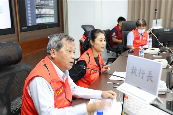 南投县长许淑华晚间主持灾害应变会议，会后宣布南投县24日正常上班、正常上课。（南投县政府提供／杨静茹南投传真）