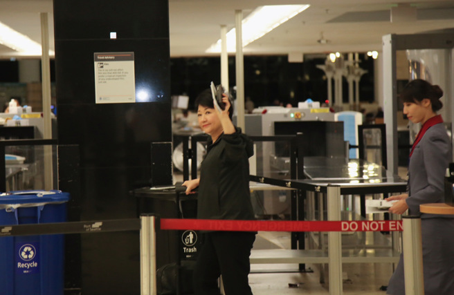 卢秀燕市长抢搭最近的一架班次独自返台。（台中市政府提供）