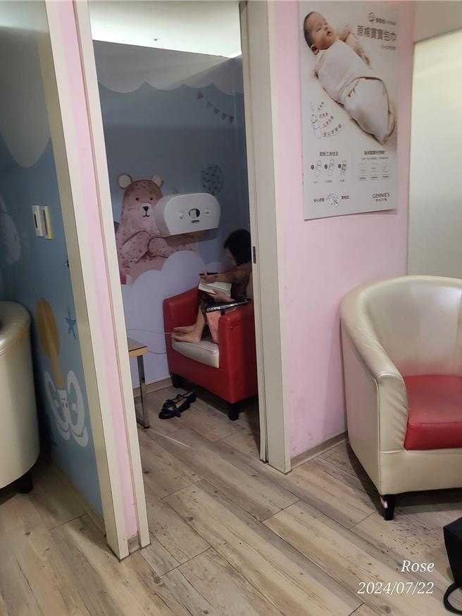 桃园某百货公司哺乳室遭银髮长辈占用引挞伐。(摘自脸书社团「桃园大小事」)