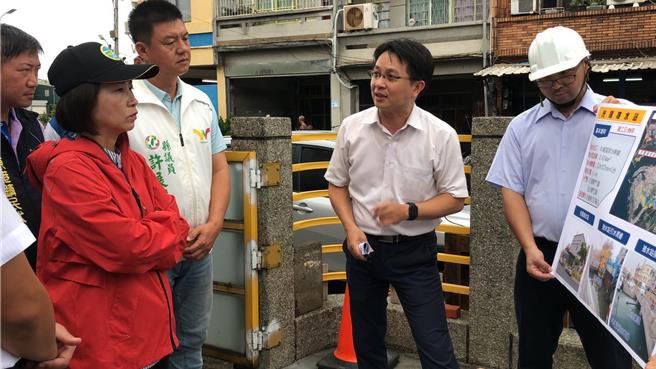 屏東縣長周春米（左一）今天下午到枋寮、林邊、東港等沿海地區視察，確認抽水站、抽水機運轉情形。（屏東縣政府提供／羅琦文屏東傳真）