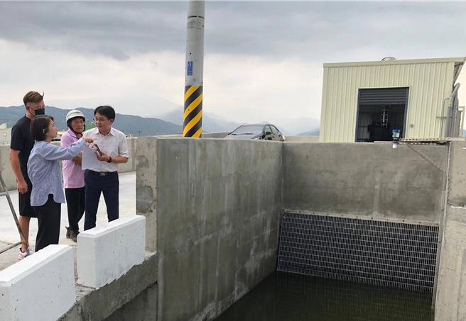 屏東縣長周春米（左一）今天下午到枋寮、林邊、東港等沿海地區視察，確認抽水站、抽水機運轉情形。（屏東縣政府提供／羅琦文屏東傳真）