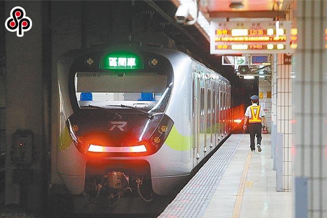 台铁对号列车明日中午前全停驶，仅行驶部分区间车。（本报资料照）