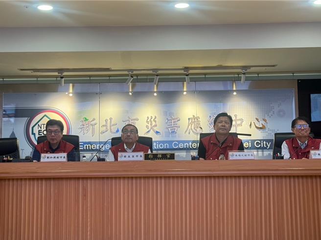 中颱凱米來勢洶洶，北北基桃稍早宣布停班停課，新北市府提醒民眾，24日凌晨2時起新北YouBike與共享運具停止營業，另外瑞芳等地旅客服務中心、碧潭水上腳踏車等旅遊景點以及博物館、博物園區均停止營業。圖為新北市災害應變中心第二次工作會報。（柯毓庭攝）