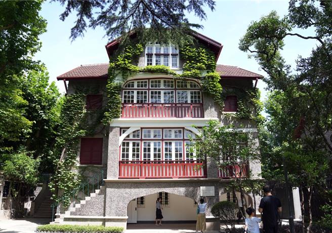 周公馆重新开放，首次开放楼前花园。图为周公馆外景。（新华社）