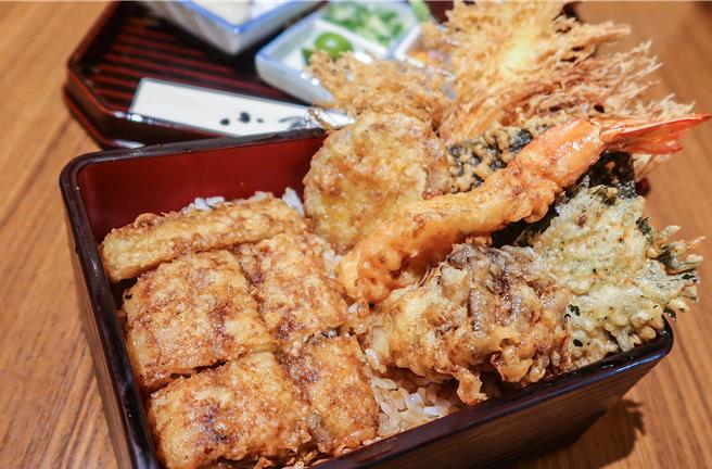 小倉屋舉辦「2024土用丑盛夏鰻魚祭」，並推出新品「鰻天定食」。（粘耿豪攝）