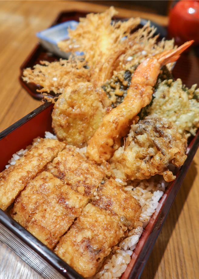 小倉屋推出新品「鰻天定食」，一次可享七品鮮食炸美味。（粘耿豪攝）