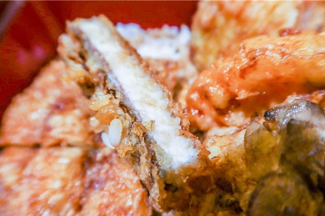 小倉屋將炙烤鰻魚特色再突破，首次嘗試將由生到熟過程需分三次火烤、炙烤的鰻魚先烤再炸。（粘耿豪攝）