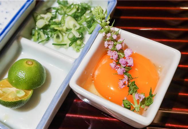 主廚為「鰻天定食」設計美味三吃，可以各式佐料及生食雞蛋搭配食用。（粘耿豪攝）