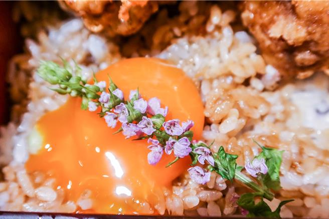 將生食級雞蛋與紫蘇花拌入調勻，可淋上白飯或炸物享用。（粘耿豪攝）