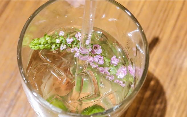 光復本店同步推出「金桔梅氣泡飲」搭配鰻魚飯。（粘耿豪攝）