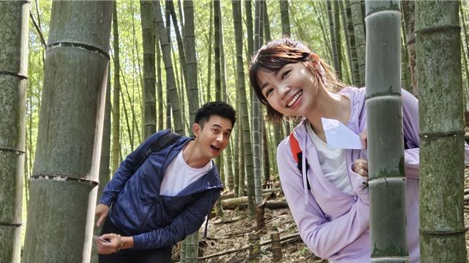 曾智希、曾子益到竹林拍戏。（民视提供）