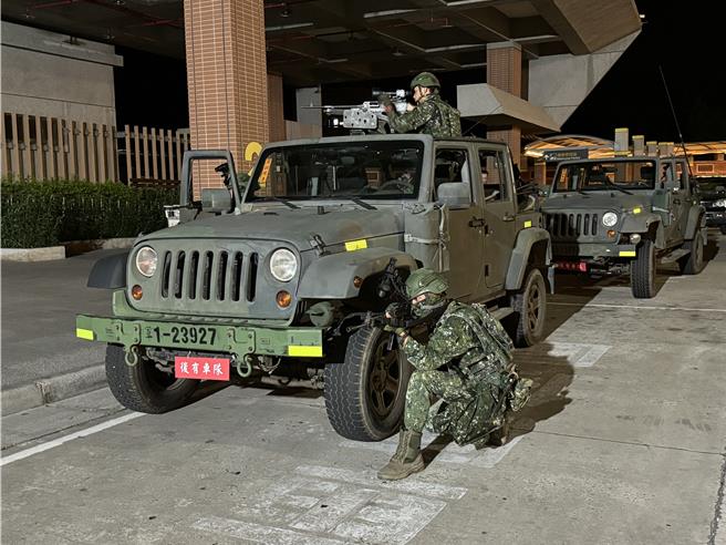 國軍「漢光40號」演習，金防部今日夜間於金門航空站執行「關鍵基礎設施防護」演練，模擬航站遭敵襲擊，由應援部隊對敵進行攻堅。(于家麒攝)