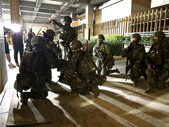 國軍「漢光40號」演習，金防部今日夜間於金門航空站執行「關鍵基礎設施防護」演練，模擬航站遭敵襲擊，部隊於接獲通報後，抵達現場並與航空站完成戰場會商。(于家麒攝)