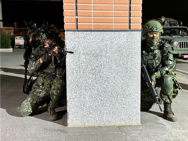 國軍「漢光40號」演習，金防部今日夜間於金門航空站執行「關鍵基礎設施防護」演練，模擬航站遭敵襲擊，由應援部隊對敵進行攻堅。(于家麒攝)