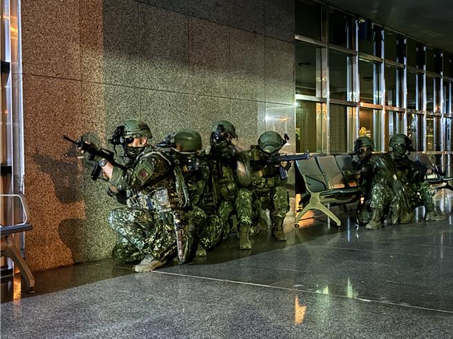 國軍「漢光40號」演習，金防部今日夜間於金門航空站執行「關鍵基礎設施防護」演練，模擬航站遭敵襲擊，由應援部隊對敵進行攻堅。(于家麒攝)