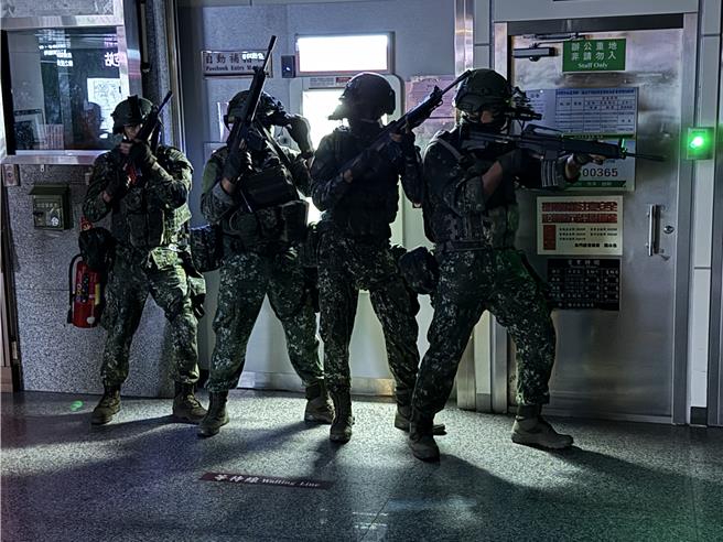 國軍「漢光40號」演習，金防部今日夜間於金門航空站執行「關鍵基礎設施防護」演練，模擬航站遭敵襲擊，由應援部隊對敵進行攻堅。(于家麒攝)
