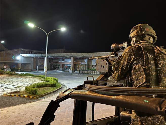國軍「漢光40號」演習，金防部今日夜間於金門航空站執行「關鍵基礎設施防護」演練，模擬航站遭敵襲擊，官兵在T74機槍掩護下發起攻擊，並肅清機降之敵，完成恢復航空站正常運作之任務。(于家麒攝)