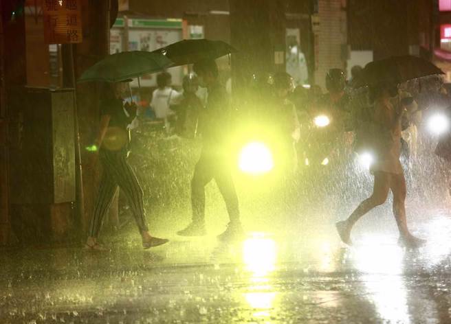 凯米来势汹汹，北部、东部已出现间歇性豪大雨。(资料照／陈信翰摄)