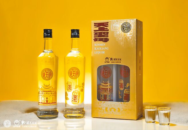 適逢北港媽330周年，北港朝天宮與金門酒廠首次聯名合作，推出全台限量的兩款「戰酒黑金龍北港朝天宮專供酒」。「甘、冽、醇、順」的黃金平衡，散發出漸層的水梨與春天花香，限量珍藏滴滴珍貴。禮盒建議售價：1,480元，單瓶建議售價：650元，數量有限售完為止，有興趣的信眾務必加快腳步，以免向隅。圖／業者提供