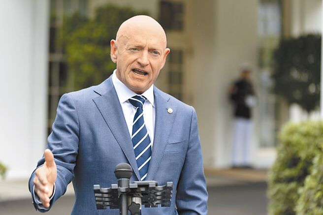 美媒指出，贺锦丽有9名副手热门人选。图为亚利桑那州参议员凯利。（美联社）