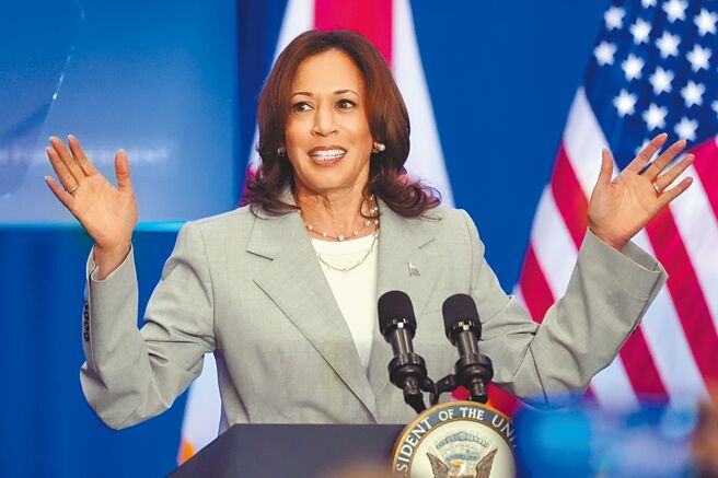 多家美国民调结果显示，在面对前总统川普的选战中，贺锦丽与拜登的支持率几乎持平，但随着拜登主动告退，民主党募款金额显着上升。（美联社）