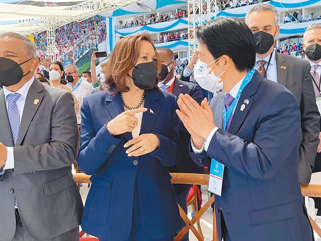 2022年1月宏都拉斯總統就職，時任副總統賴清德（右）與美國副總統賀錦麗（中）曾短暫寒暄致意。（總統府提供）