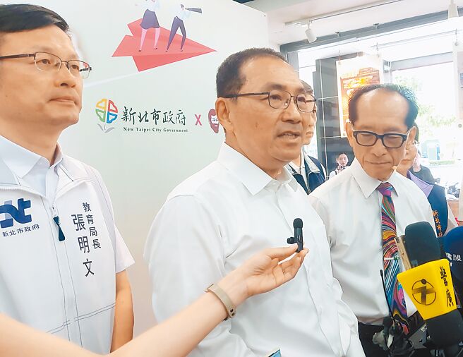 针对板桥某幼儿园不当管教事件，新北市长侯友宜（中）22日强调，对这种行为绝对不容许。（张铠乙摄）