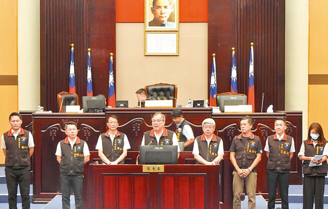 花莲县政府团队22日在花莲县议会临时大会一读会程序前，透过「0403地震振兴措施专案报告」说明普发振兴消费券的规画，争取议会支持通过。（罗亦晽摄）