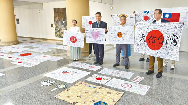 日本民間團體串聯日本全國各地，為花蓮震災製作85條加油布條及募款160萬元日幣，並在22日捐贈給東華大學、花蓮市公所等單位，希望能為花蓮災後重建加油、打氣。（羅亦晽攝）