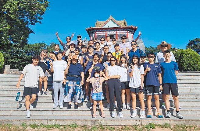 到金門參與金廈泳渡活動的大陸專業交流團，金門縣政府特別安排「類踩線」行程，參訪金門知名景點。（金門縣政府提供／于家麒新北傳真）