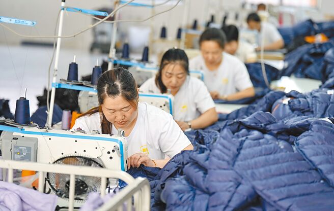 大陸首次將「自願、彈性」列為漸進延遲法定退休年齡的基本原則。圖為河北一家成衣工廠。（新華社）
