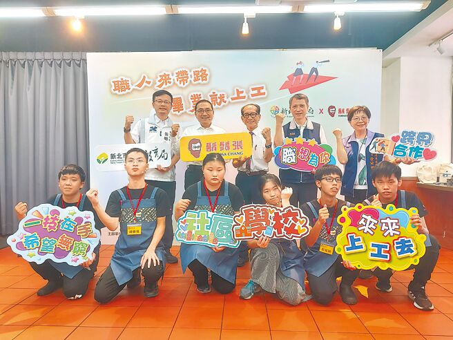 新北市教育局22日舉辦「畢業即就YA！職人來帶路，畢業就上工」記者會，市長侯友宜（後排左二）與教育局長張明文（後排左一）與6位畢業生合影。（張鎧乙攝）