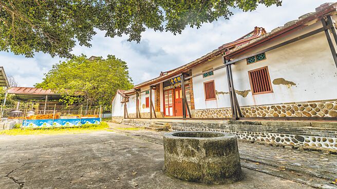 新竹縣古蹟歷史建築審議會通過竹北東平問禮堂修復再利用方案，中央核定第1期3000萬元辦理修復工程，已流標3次，文化局檢討修正標案規格，近期將再次上網招標。（羅浚濱攝）