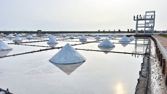 台南市政府经发局结合商圈和观光工厂，推出4条小旅行路线，期待吸引民眾来台南旅游。图为台南市北门区井仔脚瓦盘盐田夕阳之景。（张毓翎摄）