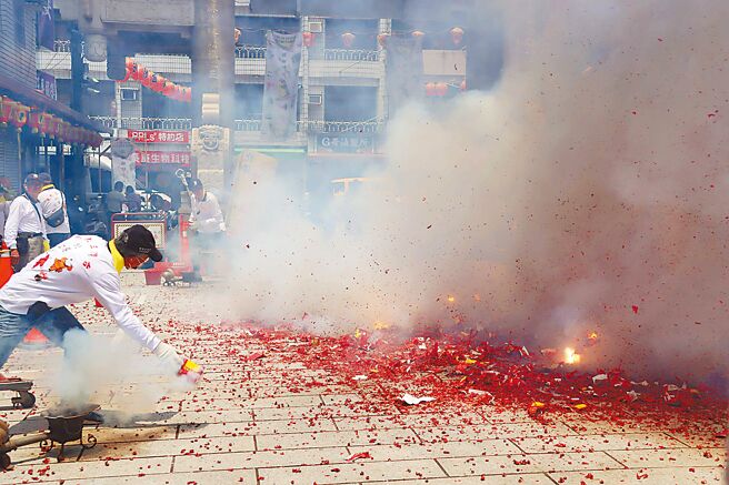 嘉義市城隍夜巡諸羅城訴求每年一特色，今年城隍廟將重演與北港朝天宮百年前求雨情誼，除請出朝天宮媽祖共同在祭天台上重現歷史，廟方也安排定點犁炮演出，22日記者會上，北港朝天宮演出犁炮，讓在場信眾、來賓直呼震撼。（呂妍庭攝）