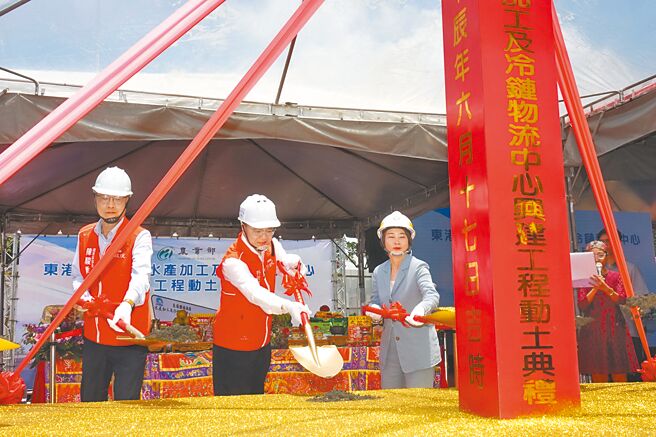 行政院長卓榮泰（中）、農業部長陳駿季（左）、屏東縣長周春米（右）22日共同主持東港鹽埔漁港水產加工及冷鏈物流中心興建工程動土典禮。（羅琦文攝）