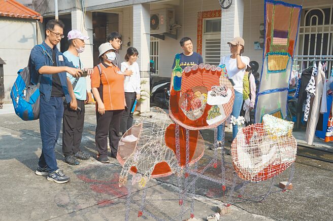 國立中山大學藝術管理與創業研究所策畫「中洲津餘祭2.0」，在當地打造裝置藝術、發行旗津中洲首本刊物《津洲刊》等，發揮青年返鄉、挖掘在地文化的實力。（國立中山大學提供／袁庭堯高雄傳真）