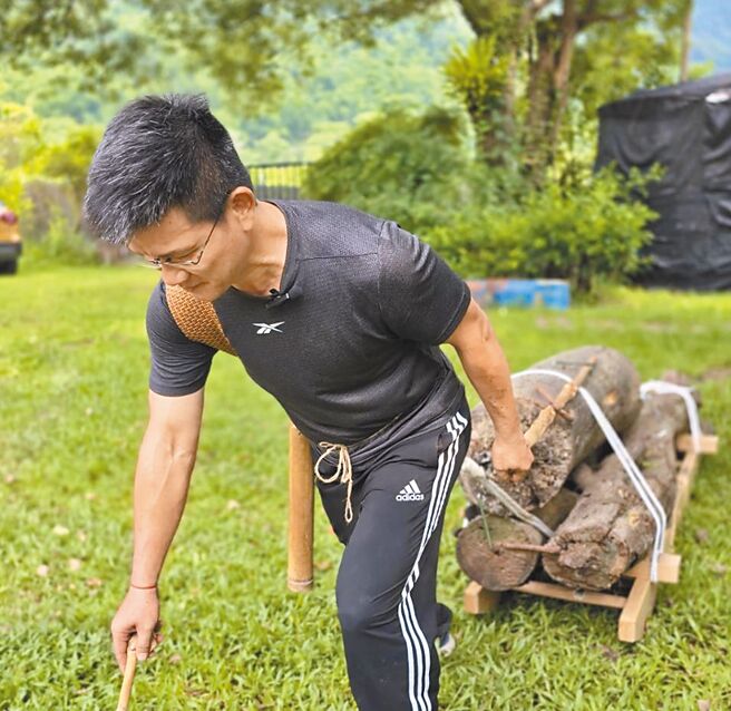 高雄市客委會近日舉辦「尋回六龜的客家山林記憶-木馬木工工作坊」，圖為學員用木馬運木材。（高雄市客委會提供／林瑞益高雄傳真）